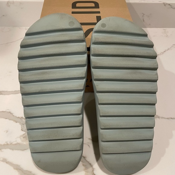 Yeezy slides 
Slate marine mens size 12 - Picture 5 of 6
